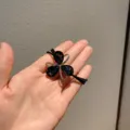 Détail d'élastique à cheveux fleur cristal, attache queue de cheval strass noir. - Noir