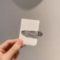 Pince à cheveux géométrique en métal argenté pour femmes, élégant accessoire chic. - Goutte d’eau / Argent