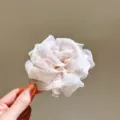 Peigne à cheveux camélia perle fleur organza vue détail accessoire mode pour femme chic - Rose