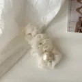 Gros plan détaillé d'une pince à cheveux en filet blanc coréen avec grande perle élégante. - Blanc Cassé