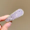 Gros plan detaille d'une belle pince a cheveux brillante en cristal violet elegant. - Pince à Cheveux Strass Triangle Violet