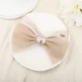 Détail en gros plan de la belle pince à cheveux double nœud organza et satin champagne. - Blanc Cassé
