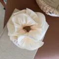 Chouchou à volants blanc crème, accessoire de cheveux élastique design fleur élégant pour femme. - Chouchou beige