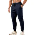 Dettaglio dei pantaloni da jogging blu scuro da uomo con coulisse in vita e comodi polsini. - Taglia S / Pantaloni e gonne / Blu Marino