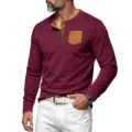 Vista detallada de la camiseta Henley burdeos con bolsillo y botonadura marrón en contraste. - S / Burdeos