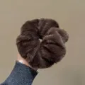 Gros plan détaillé d'un chouchou en peluche marron foncé, texture douce et bande élastique solide. - Café