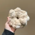 Chouchou en fausse fourrure duveteuse en gros plan, accessoire pour cheveux kaki doux. - Blanc Cassé