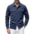 Vue détaillée de la veste chemise en suédine bleu foncé pour homme avec poches poitrine. - Bleu marine