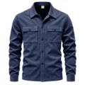 Detalle de chaqueta camisa de ante para hombre, cuello solapa clásico y dos bolsillos. - Azul marino
