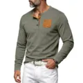Detalle de primer plano de camisa henley de manga larga para hombre, bolsillo de contraste. - S / Verde Militar
