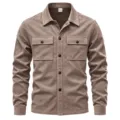 Vista detallada del cuello de la camisa de ante marrón con textura y botones elegantes. - Caqui