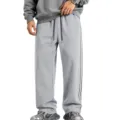 Detailaufnahme der grauen Fleece-Sweatpants mit seitlichen Streifen und Kordelzug. - S / Unterteile / Hellgrau