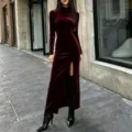 Detalle del vestido largo de terciopelo de manga larga con cuello alto y abertura. - S / Burdeos