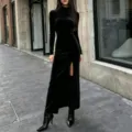Vestido largo negro de terciopelo con cuello alto y manga larga, ajustado con abertura alta. - S / Negro