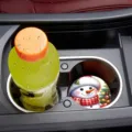 Vista dettagliata di un sottobicchiere rotondo in silicone con motivo di pupazzo di neve. - Ricamo Verde e Blu (03)