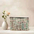 Gedetailleerd overzicht van de cosmetische etui met cowboylaarzen print op schone tafel. - Westerse Cowboyboot