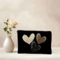 Detailopname van het zwarte canvas make-up tasje met stijlvolle luipaard- en hartjespatronen erop. - Zwart en Rood (02)