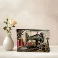 Gedetailleerd weergave van de canvas cosmetische tas met een prachtig naaimachinemotief. - Zwart en Rood (02)