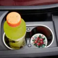 Sottobicchiere per auto in silicone con un vivace motivo floreale natalizio per interni auto. - Fiori Rossi di Natale