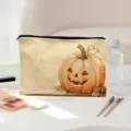 Kleine Kosmetiktasche aus Canvas mit herbstlichem Kürbis-Druck und schwarzem Reißverschluss. - 05