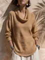 Detailansicht des camelbraunen Waffelstrick-Pullovers mit Wasserfallkragen und doppeltem Saum. - Khaki
