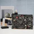Vue détaillée de la trousse de maquillage gothique en toile avec crâne et pentagramme. - Style 03 (Gothique)