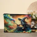 Gedetailleerd overzicht van make-up tas met fantasieprint, kleurrijk ontwerp en handige ritssluiting. - Mat Zwart (01)