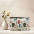 Close-up van canvas make-up tas met leuk kleurrijk hondenpatroon en ritssluiting. - Schattige Hond