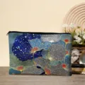 Gedetailleerde close-up van het stijlvolle make-up tasje met een artistieke blauwe plantenprint. - 01# Blauw Abstract Bloemenpatroon