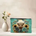 Turquoise make-up tas detail met hoogland rund print, zonnebloemen en stevige ritssluiting. - Hooglandrund Bloemen