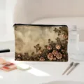 Dettaglio della borsa per cosmetici con stampa di rose vintage, astuccio elegante. - Rosa Retro