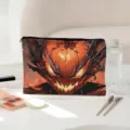 Gedetailleerd overzicht van het canvas make-up tasje met griezelige pompoen print. - Stijl 03
