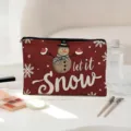 Gros plan détaillé d'une pochette de maquillage rouge festive avec un joli bonhomme de neige. - Style Lettre Bonhomme de Neige