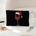 Nahaufnahme der schwarzen Kosmetiktasche mit festlichem Weinglas-Druck für die Reise. - Violette Stickerei (05)