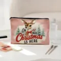 Nahaufnahme der süßen Weihnachts-Hirsch-Kosmetiktasche mit festlicher Schrift auf Canvas. - 05