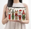 Gedetailleerd overzicht van de kerst make-up tas met leuke potloodprint en handige rits. - 04