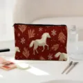 Vue de détail de la trousse de maquillage rouge avec cheval, aiguilles de pin et flocons. - Style Cheval Rouge