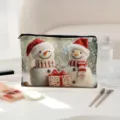 Jolie trousse de maquillage imprimé bonhomme de neige de Noël, pochette zippée festive. - Broderie Verte et Bleue (03)