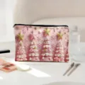 Vue détaillée de la trousse de maquillage rose à motif de Noël, idéale pour le rangement. - Style Sapin de Noël Rose