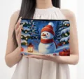 Gedetailleerd overzicht van een cosmetisch tasje met rits en kerst sneeuwman print. - Zwart en Rood (02)
