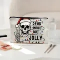 Gros plan détaillé d'une trousse de maquillage en toile avec un imprimé squelette drôle. - Style Père Noël Squelette