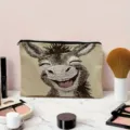 Vue détaillée d'une trousse de maquillage en toile avec illustration d'âne drôle sur marbre. - Âne Souriant de Dessin Animé (03)