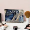 Gedetailleerd overzicht van canvas cosmetische tas met denim en hakken print op marmer. - Jeans en Hoge Hakken Patroon (03)
