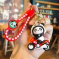 Schattige cartoon panda motor sleutelhanger met rode gevlochten band, leuke tas hanger. - Aviator Stijl / Rode Motorfiets Panda