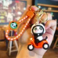 Schattige cartoon panda motorfiets sleutelhanger hanger, stijlvolle oranje gevlochten touwriem. - Elektrische scooter stijl / Oranje Scooter Panda