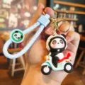 Schattige cartoon panda scooter sleutelhanger met blauwe gevlochten riem en tasbedel. - Elektrische scooter stijl / Blauwe Scooter Panda