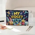 Gedetailleerd overzicht van de draagbare cosmetische etui met kleurrijke fidget toys print. - Paarse Borduring (05)