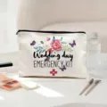 Witte canvas make-up tas met prachtige bloemenprint en tekst voor de bruiloft noodset. - Bruiloft Noodset Stijl / Groene en Blauwe Borduring (03)