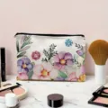 Canvas cosmetisch tasje detail met aquarel bloemenmotief, op een marmeren ondergrond. - Aquarel Bloemen