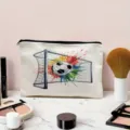 Gedetailleerd overzicht van canvas make-uptas met kleurrijke voetbalprint voor cosmetica. - Voetbal Spat
